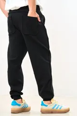 Pantalón de jogging negro con cintura elástica ajustable con cordón, bolsillos laterales y corte tapered.