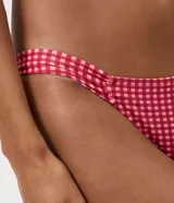 Bombacha de bikini Bossa Nossa confeccionada en microfibra con estampado de cuadros vichy en color rojo, con laterales anchos y drapeados y detalle de medallita metálica.