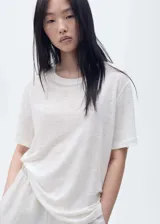 Camiseta de lino color blanco, con cuello redondo, mangas cortas y corte regular fit.
