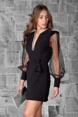 Vestido corto negro con escote en V, mangas largas abullonadas de tul con lunares blancos y lazo decorativo en la cintura.