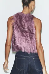 Jeans de tiro medio con corte balloon leg y largo al tobillo. Presenta diseño de cinco bolsillos, cintura con trabillas y cierre frontal con cremallera y botón metálico.