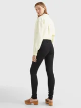 Pantalón de jean negro, corte skinny, con cierre de botón y cremallera, cinco bolsillos y parche de Tommy Hilfiger en la parte posterior de la cintura.