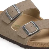 Sandalias Birkenstock modelo Arizona, color gris topo, con diseño clásico de dos tiras ajustables con hebillas metálicas, plantilla anatómica de corcho y suela de EVA.