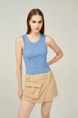 Musculosa de algodón color rosa viejo, de corte holgado y cuello redondo.