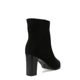 Botas de caña baja Bottero, confeccionadas en cuero negro con acabado gamuzado. Presentan un diseño de punta fina y taco cuadrado de altura media, con una silueta estilizada y minimalista.