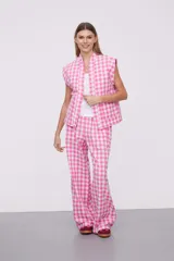 Chaleco sin mangas con estampado a cuadros rosa y blanco.