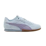 Championes urbanos Puma modelo Bella Donna, color celeste pastel con detalles en lila y suela de goma color caramelo. Confeccionados en gamuza y material sintético, presentan el logo de la marca en el lateral y la lengüeta.
