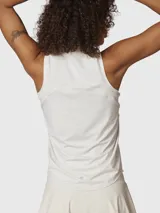 Conjunto deportivo compuesto por una musculosa blanca sin mangas con cuello alto y cierre frontal, y una pollera blanca con borde inferior en contraste negro.