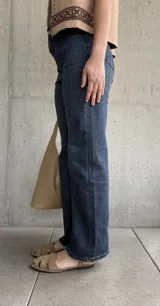Jean de tiro alto y corte recto, confeccionado en denim azul oscuro con lycra.