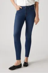 Jeans ajustados Levi's modelo 711 Skinny, tiro medio, en color azul oscuro lavado.