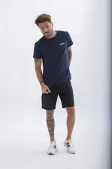 Remera azul marino de manga corta con pequeño estampado en el pecho.