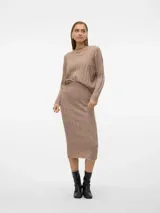 Sweater de punto grueso con diseño acanalado vertical, cuello redondo y mangas largas con puños ajustados.