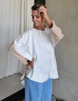 Remerón blanco de corte holgado con mangas largas y puños anchos.