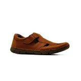 Sandalia casual de cuero color marrón para hombre, con diseño cerrado en el talón, aberturas laterales y cierre de velcro en el empeine.