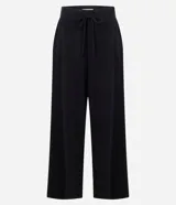 Pantalón de corte recto con cintura estructurada y lazo ajustable. Presenta un diseño básico y versátil con aberturas laterales en el ruedo.