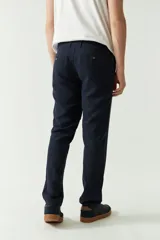 Pantalón de corte regular confeccionado en una mezcla de lino y algodón, con cierre de botón y cremallera, y bolsillos laterales.