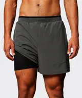 Short de entrenamiento Fabletics modelo The Fundamental, color gris, de corte clásico y tejido ligero de alto rendimiento con cintura elástica.