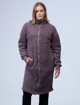 Campera larga de sherpa color negro, con cierre frontal y bolsillos laterales.