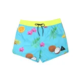 Short de baño Reef azul con estampado de cocos, flores, hojas de palmera y frutas. Tiene cintura elastizada amarilla con cordón de ajuste negro.