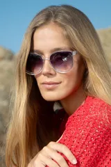 Lentes de sol Vulk Yamain, de industria Argentina, con armazón transparente y lentes polarizados con degradé de negro a violeta.