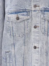 Campera de jean celeste con efecto lavado, corte recto, cuello clásico, cierre frontal con botones metálicos, bolsillos con solapa en el pecho y bolsillos laterales.