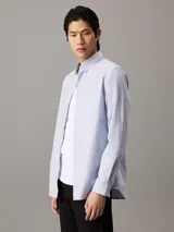 Camisa celeste de corte regular, con cuello abotonado y mangas largas.