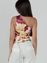 Top asimétrico de un solo hombro con estampado floral en tonos bordó, amarillo y blanco.