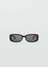 Gafas de sol con montura rectangular de pasta en color negro y lentes oscuras.