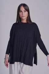 Sweater negro de punto con diseño de ochos, cuello redondo y mangas largas.