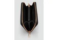 Billetera rectangular de tamaño mediano, color negro, con cierre perimetral y logo de la marca grabado en dorado en el frente.