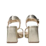 Sandalias de tacón ancho y plataforma delantera, color marrón, con tira ancha en el empeine y tira ajustable con hebilla en el tobillo.