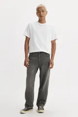 Jean de hombre color gris oscuro, de corte recto y holgado, con tiro bajo y cierre de bragueta. Cuenta con cinco bolsillos.