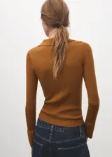 Jersey de punto color mostaza, con cuello polo y cierre frontal parcial de botones, de manga larga.