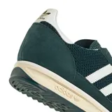 Championes adidas SL 72 RS de color verde oscuro, con diseño retro inspirado en las icónicas SL 72 de 1972. Presentan una capellada textil con superposiciones de gamuza, las clásicas tres tiras laterales en blanco, detalles en el talón del mismo color y una suela de caucho con mediasuela de EVA de amortiguación ligera.