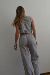 Pantalón de vestir a rayas verticales blancas y negras, con cintura elástica.