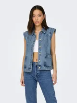 Chaleco largo de denim azul con cuello camisero, cierre frontal de botones metálicos, bolsillos frontales aplicados y costuras pespunteadas visibles.