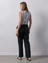 Pantalón de corte recto confeccionado en mezcla de lino, color verde claro. Presenta una pretina ancha con lazo de ajuste frontal y bolsillos laterales verticales.