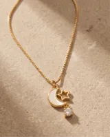 Collar de bronce con cadena fina y dije colgante en forma de luna con incrustación de circonia.
