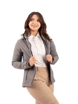 Campera marrón de neopreno con cierre frontal y bolsillos laterales con cierre.