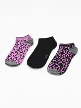 Pack de tres pares de soquetes tobilleros, uno negro liso y dos con estampado animal print en tonos rosa y negro, con puntera y talón en gris.