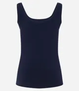 Musculosa básica de canalé azul marino, con escote redondo amplio y breteles anchos, de corte ajustado al cuerpo.