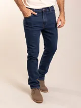 Pantalón de jean azul oscuro, corte recto, con bolsillos delanteros y traseros.