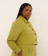 Campera corta verde militar de viscolino, con cuello inglés, bolsillos frontales con solapa, mangas largas y cierre frontal de botones.