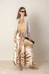 Blazer beige de algodón con solapa entera, bolsillos delanteros y frunce en las mangas 3/4.