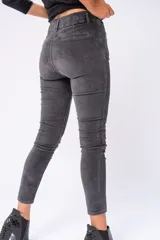 Pantalón de pana gris con tiro alto y pretina elastizada.