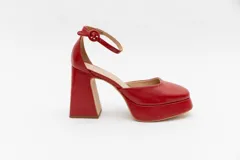 Zapatos de tacón con plataforma, color rojo, con correa al tobillo y hebilla redonda.