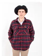 Camisa de manga larga con estampado de tartán en tonos azul marino, rojo y blanco. Confeccionada en 100% lana, con cuello abotonado y puños con botón. Corte clásico.