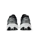 Championes de running New Balance FuelCell Rebel V5, color negro con logo plateado y suela blanca con tecnología FuelCell.