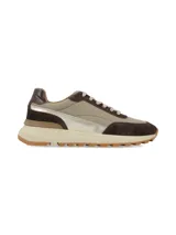 Championes de estilo urbano para mujer, confeccionados en una combinación de cuero y gamuza en tonos marrones y beige. Presentan detalles metalizados en los laterales, cordones al tono y una suela de goma con plataforma dentada.
