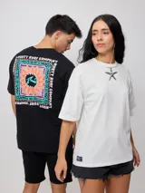 Remera blanca de manga corta de ajuste holgado con estampa en el pecho.